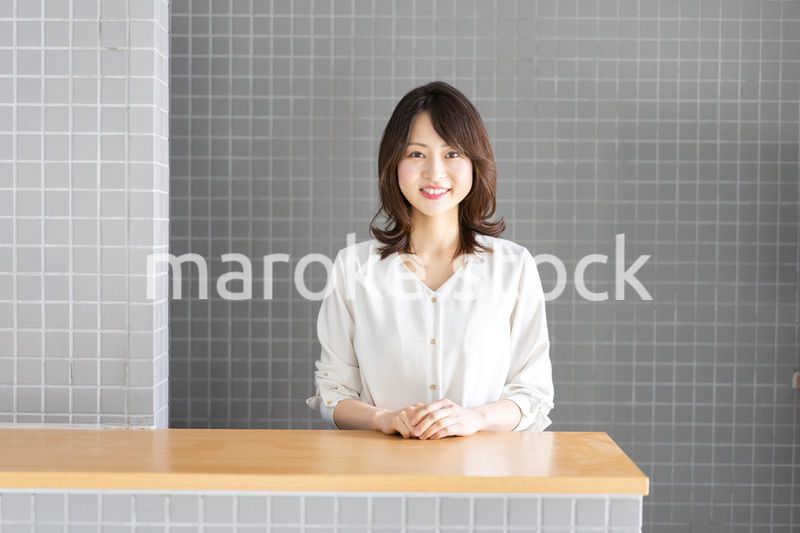 レストランのカウンターで接客をするスタッフ