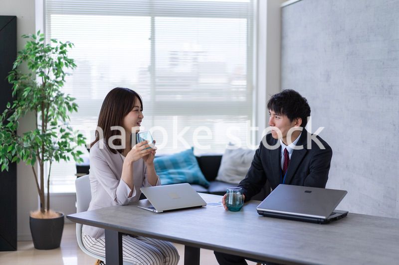 オフィスで楽しく話す男女