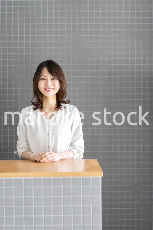 レストランのカウンターで接客をするスタッフ