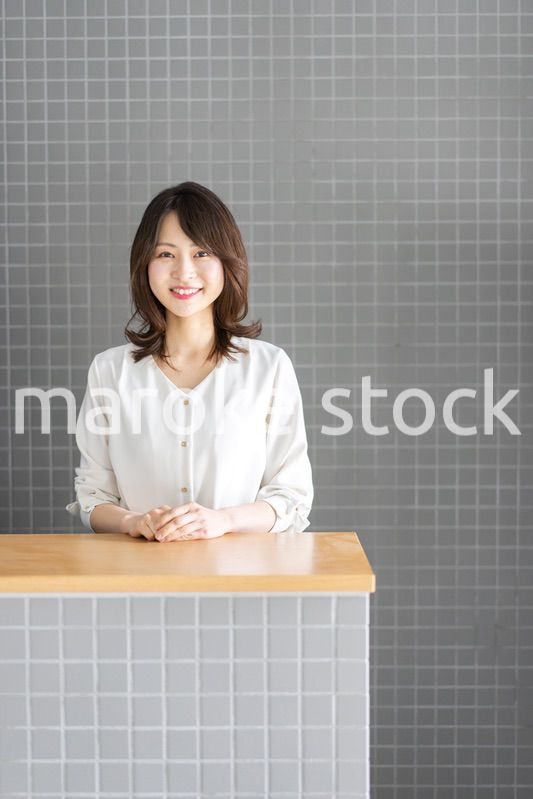 レストランのカウンターで接客をするスタッフ