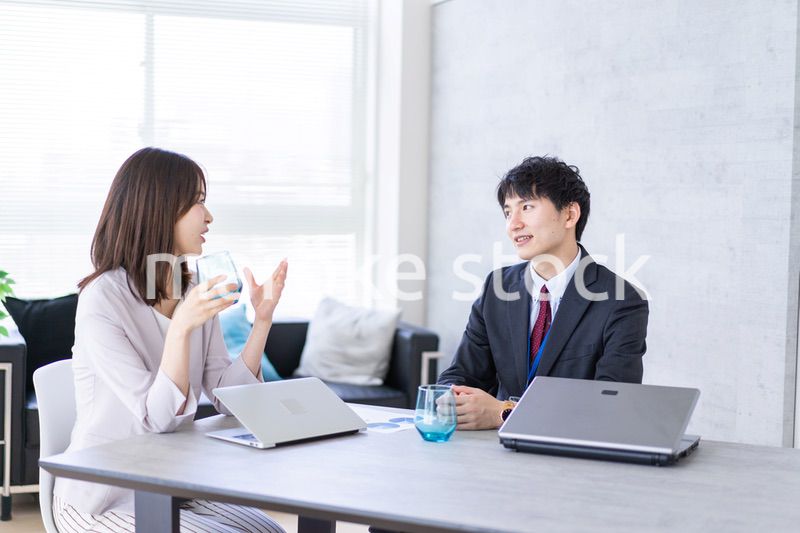 オフィスで楽しく話す男女