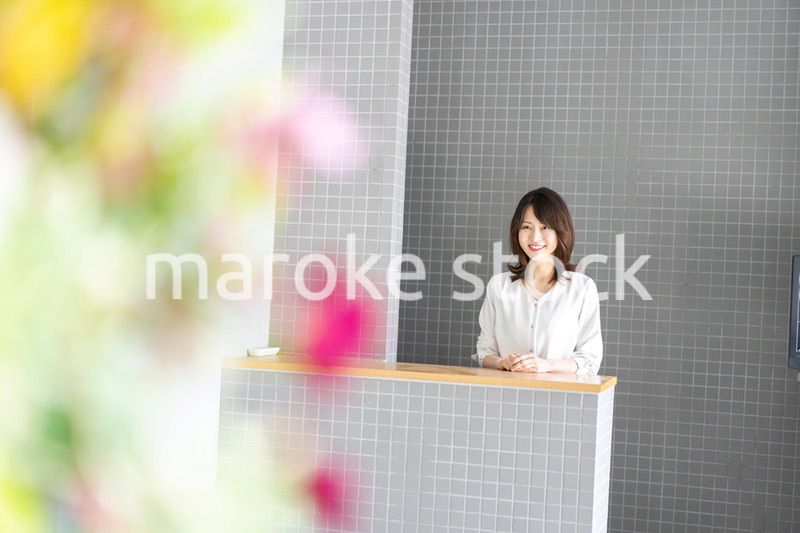 レストランのカウンターで接客をするスタッフ