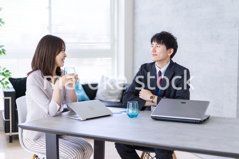 オフィスで楽しく話す男女