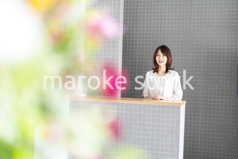 レストランのカウンターで接客をするスタッフ