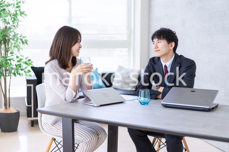 オフィスで楽しく話す男女