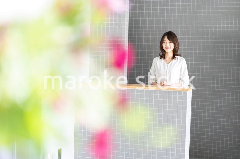 レストランのカウンターで接客をするスタッフ