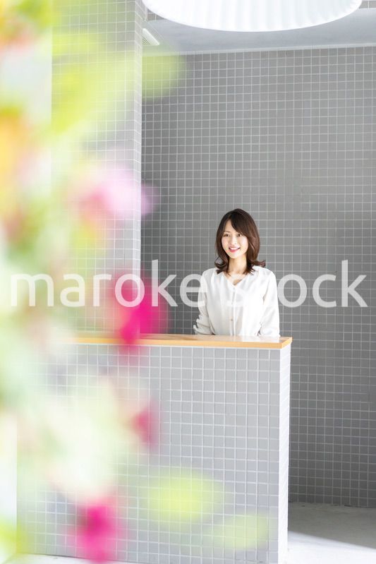 レストランのカウンターで接客をするスタッフ