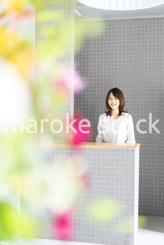 レストランのカウンターで接客をするスタッフ