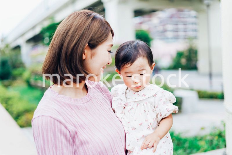 赤ちゃんと公園で遊ぶお母さん