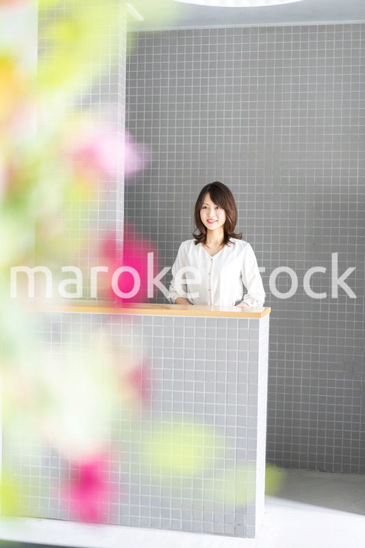 レストランのカウンターで接客をするスタッフ