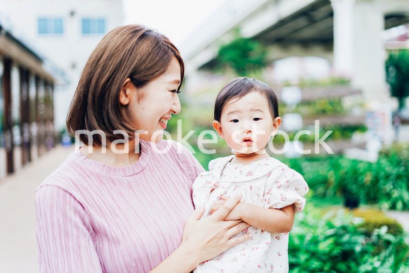 赤ちゃんと公園で遊ぶお母さん