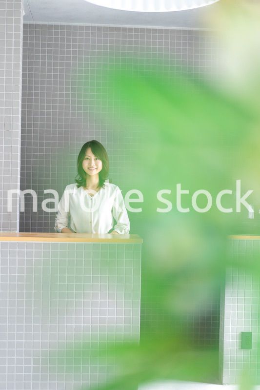 レストランのカウンターで接客をするスタッフ