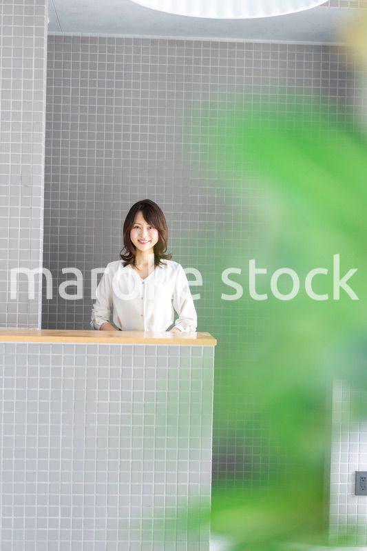 レストランのカウンターで接客をするスタッフ