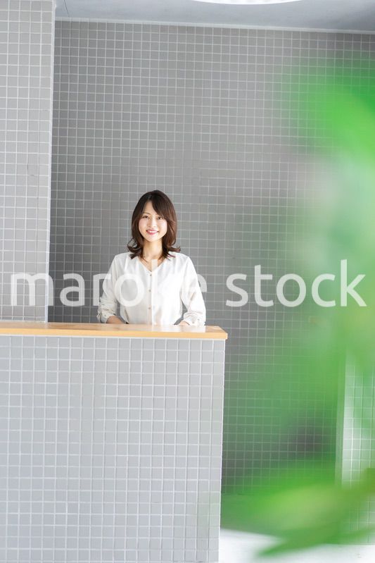 レストランのカウンターで接客をするスタッフ