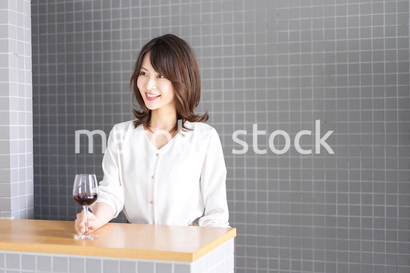 ワインをテイスティングする女性ソムリエ