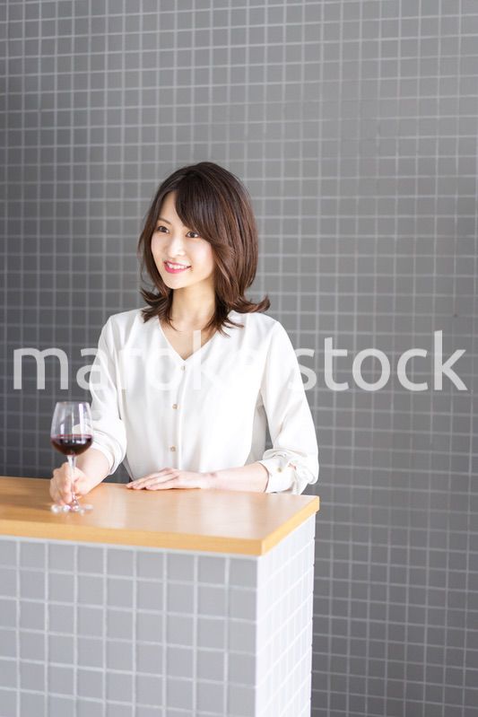 ワインをテイスティングする女性ソムリエ