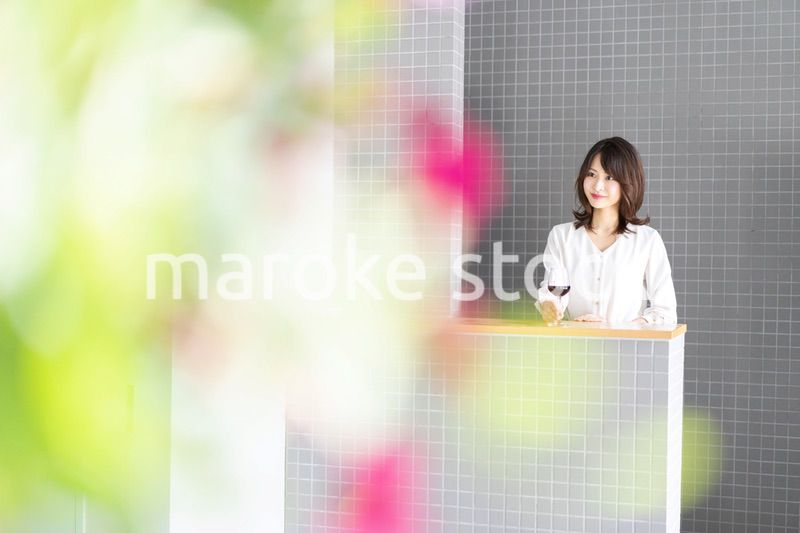 ワインをテイスティングする女性ソムリエ