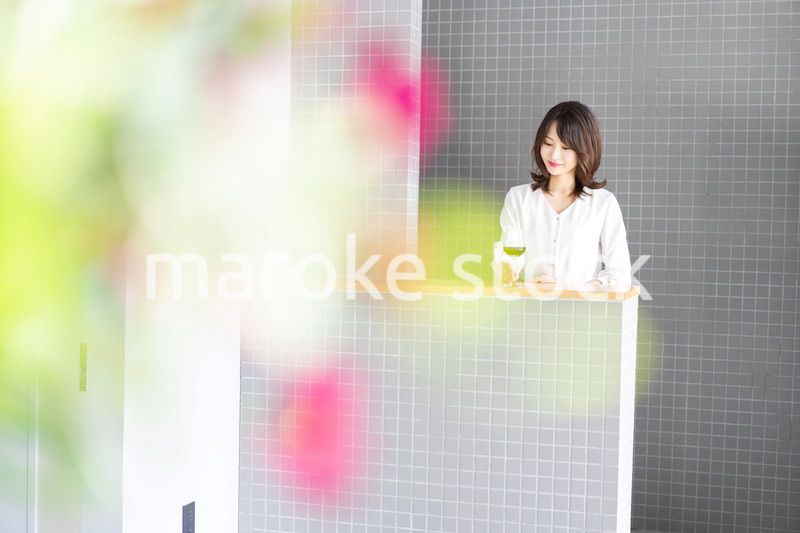 ワインをテイスティングする女性ソムリエ