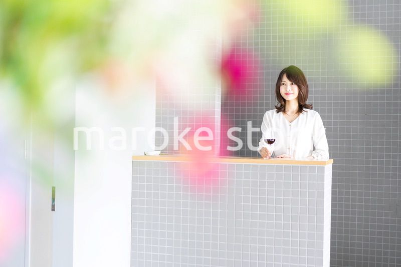 ワインをテイスティングする女性ソムリエ