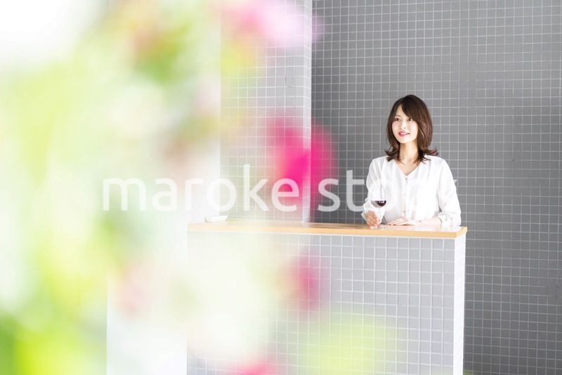 ワインをテイスティングする女性ソムリエ