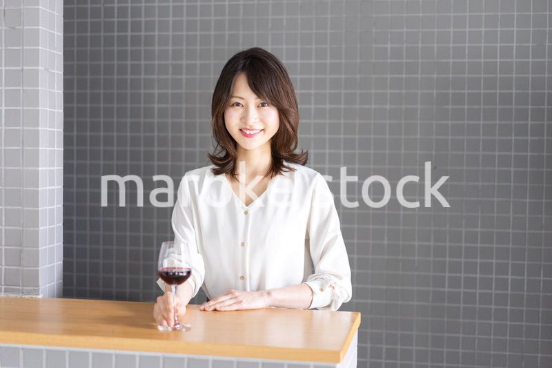 ワインをテイスティングする女性ソムリエ