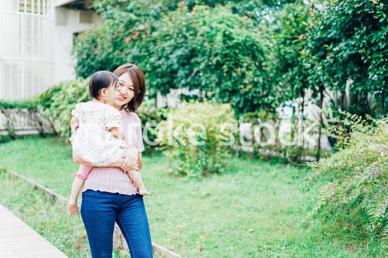 赤ちゃんと公園で遊ぶお母さん