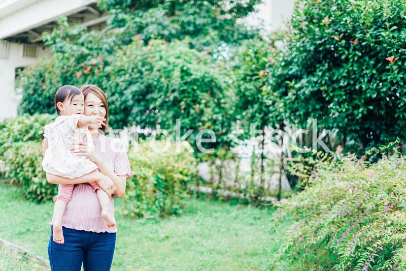赤ちゃんと公園で遊ぶお母さん