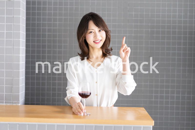 ワインをテイスティングする女性ソムリエ