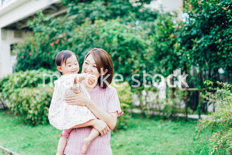 赤ちゃんと公園で遊ぶお母さん