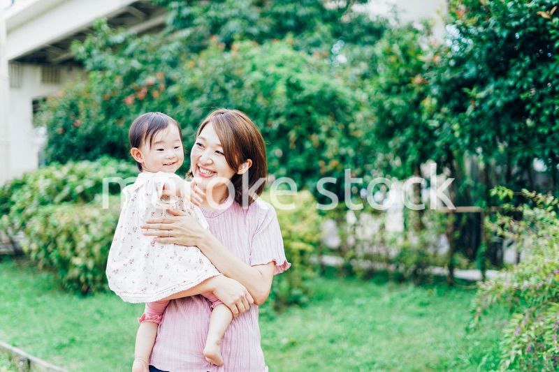 赤ちゃんと公園で遊ぶお母さん