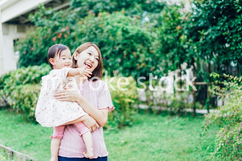 赤ちゃんと公園で遊ぶお母さん