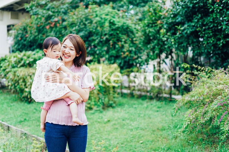 赤ちゃんと公園で遊ぶお母さん