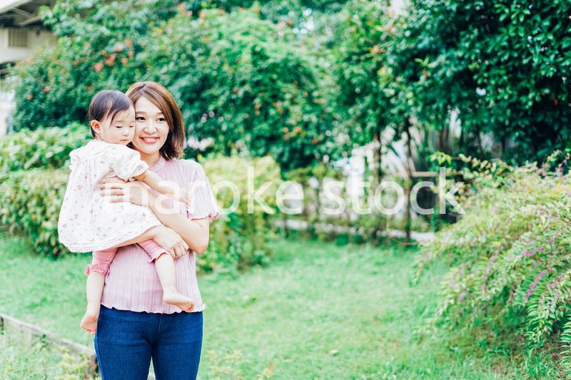 赤ちゃんと公園で遊ぶお母さん