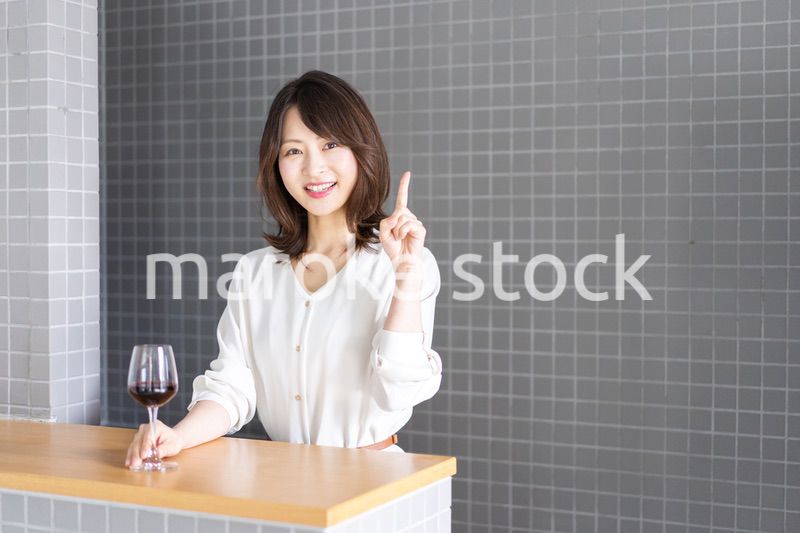 ワインをテイスティングする女性ソムリエ