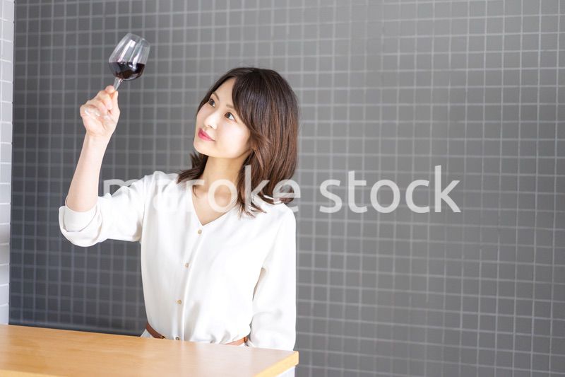 ワインをテイスティングする女性ソムリエ