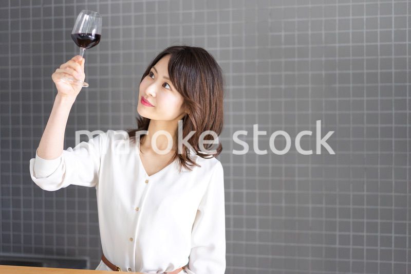 ワインをテイスティングする女性ソムリエ