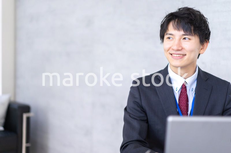 仕事をする爽やかなビジネスマン