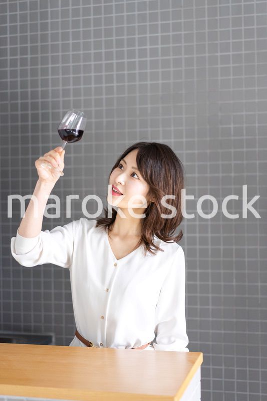 ワインをテイスティングする女性ソムリエ