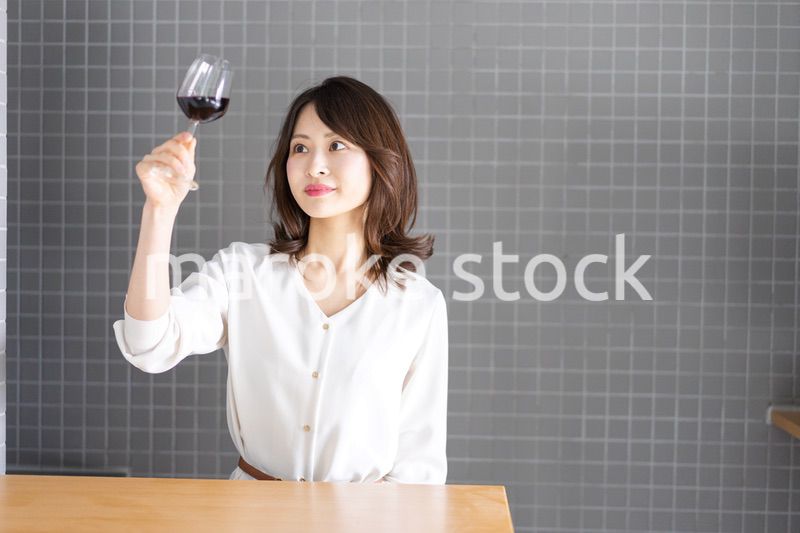 ワインをテイスティングする女性ソムリエ