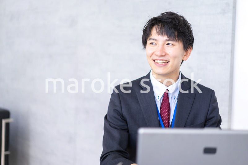 仕事をする爽やかなビジネスマン