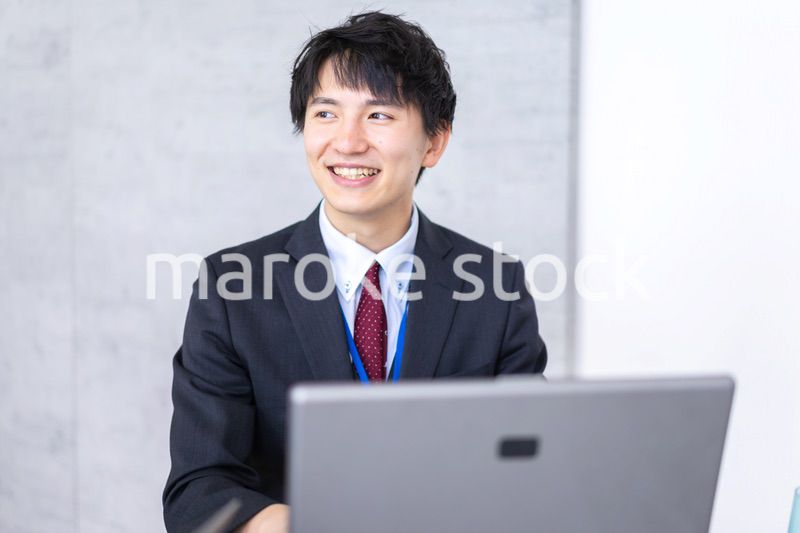 仕事をする爽やかなビジネスマン