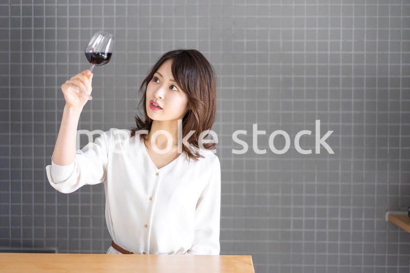 ワインをテイスティングする女性ソムリエ