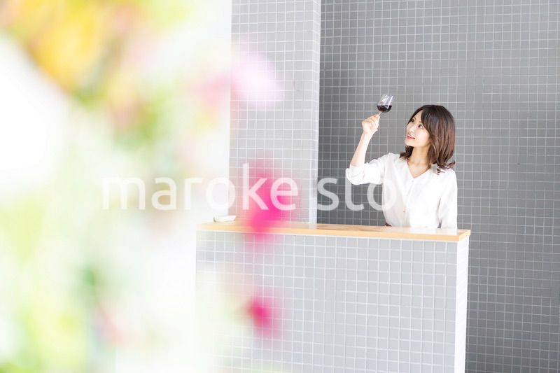 ワインをテイスティングする女性ソムリエ