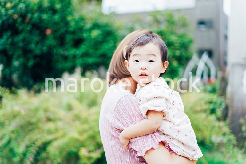赤ちゃんと公園で遊ぶお母さん