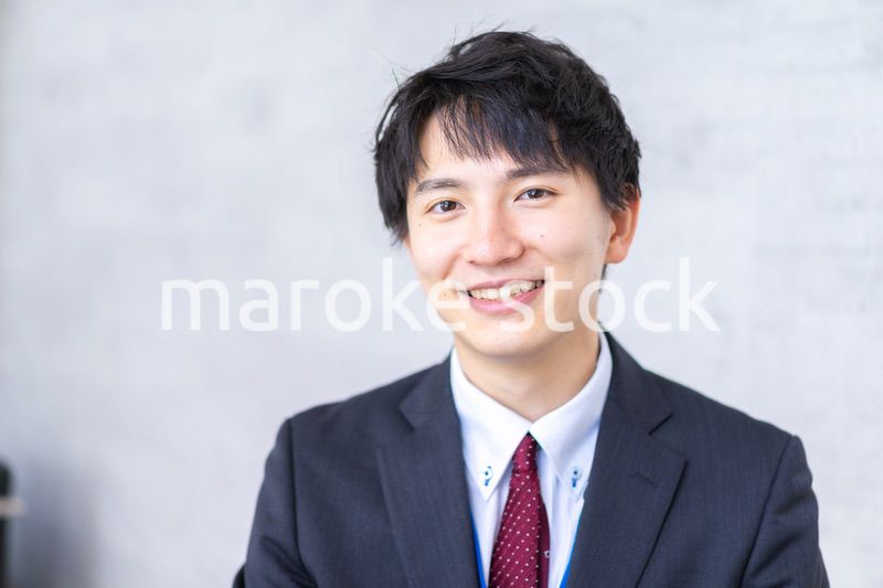 仕事をする爽やかなビジネスマン