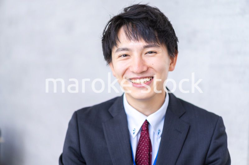 仕事をする爽やかなビジネスマン