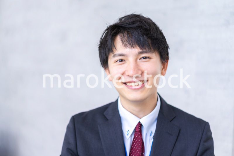 仕事をする爽やかなビジネスマン