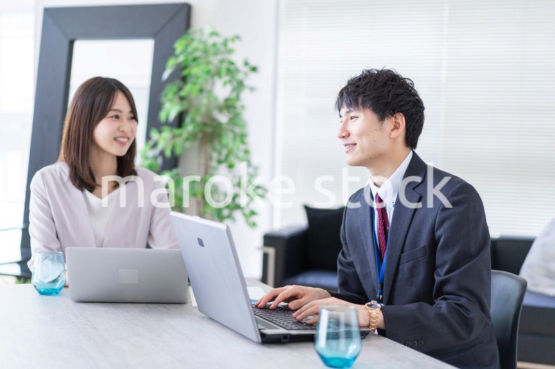 オフィスで楽しく話す男女