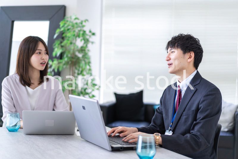 オフィスで楽しく話す男女