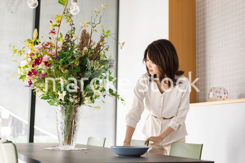 レストランで働く若い女性